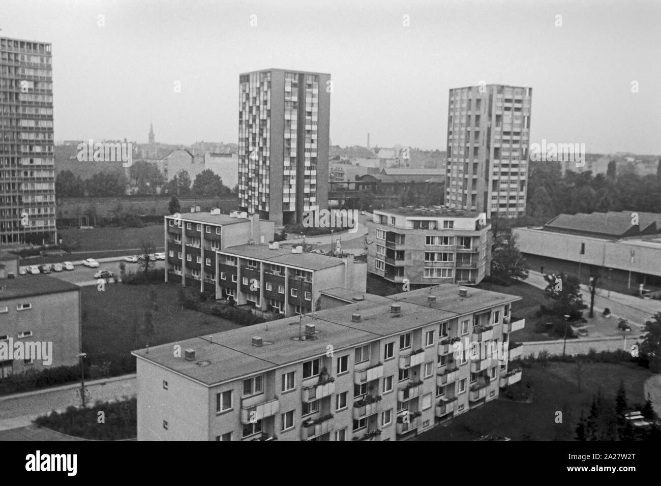 Blick auf die Punkthäuser im Südlichen Hansaviertel in Berlin, Deutschland 1962. View to the 'Punkthaeuser' highrises at Southern Hansaviertel quartier in Berlin, Germany 1962. Stock Photo