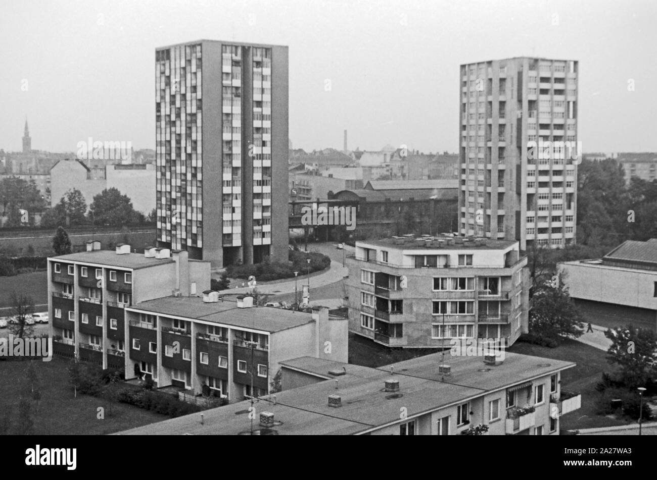 Blick auf die Punkthäuser im Südlichen Hansaviertel in Berlin, Deutschland 1962. View to the 'Punkthaeuser' highrises at Southern Hansaviertel quartier in Berlin, Germany 1962. Stock Photo