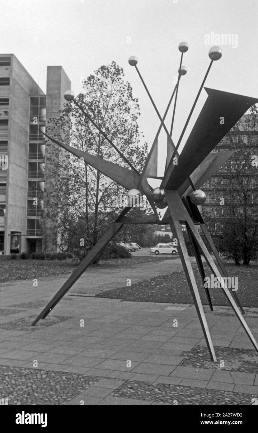 Modernes Kunstwerk im Hansaviertel in Berlin, Deutschland 1962. Modern art at Hansaviertel quarter in Berlin, Germany 1962. Stock Photo