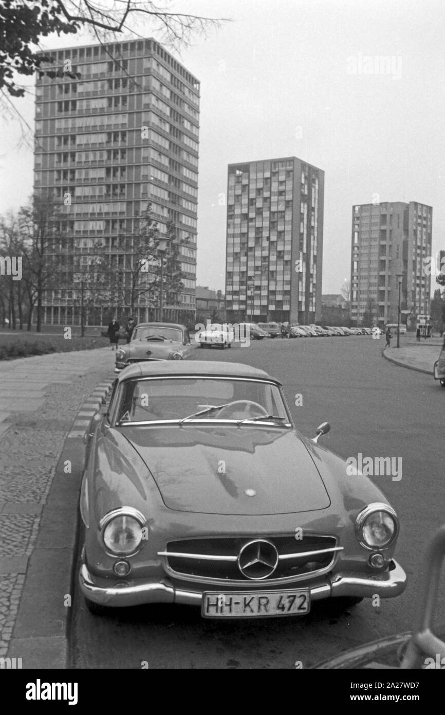 Mercedes Benz 190 SL parkt vor den Punkthäusern im Südlichen Hansaviertel in Berlin, Deutschland 1962. Mercedes Benz  190 SL parking on front of the 'Punkthaeuser' highrises at Southern Hansaviertel quarter in Berlin, Germany 1962. Stock Photo