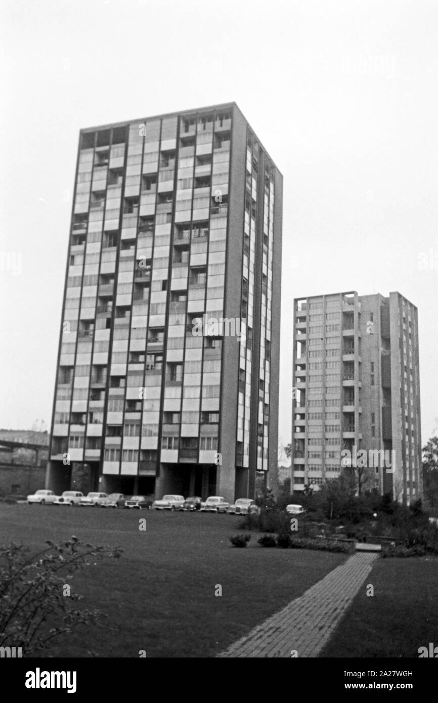 Ein Hochhaus der Punkthäuser im Südlichen Hansaviertel in Berlin, Deutschland 1962. One of the 'Punkthaeuser' highrises of Southern Hansaviertel quarter at Berlin, Germany 1962. Stock Photo