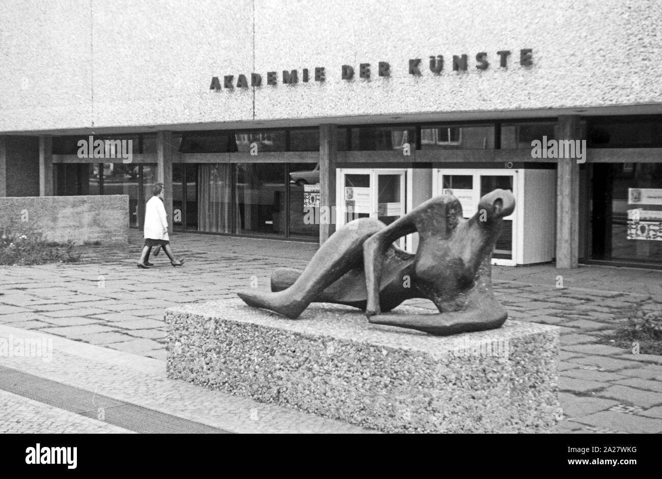 Eingang zur Akademie der Künste im Hanseatenweg mit der Skulptur 'Liegende' von Henry Moore in Berlin, Deutschland 1962. Entrance to the Academy of Art at Hanseatenweg and the scultpure 'Liegende' by Henry Moore at Berlin, Germany 1962. Stock Photo