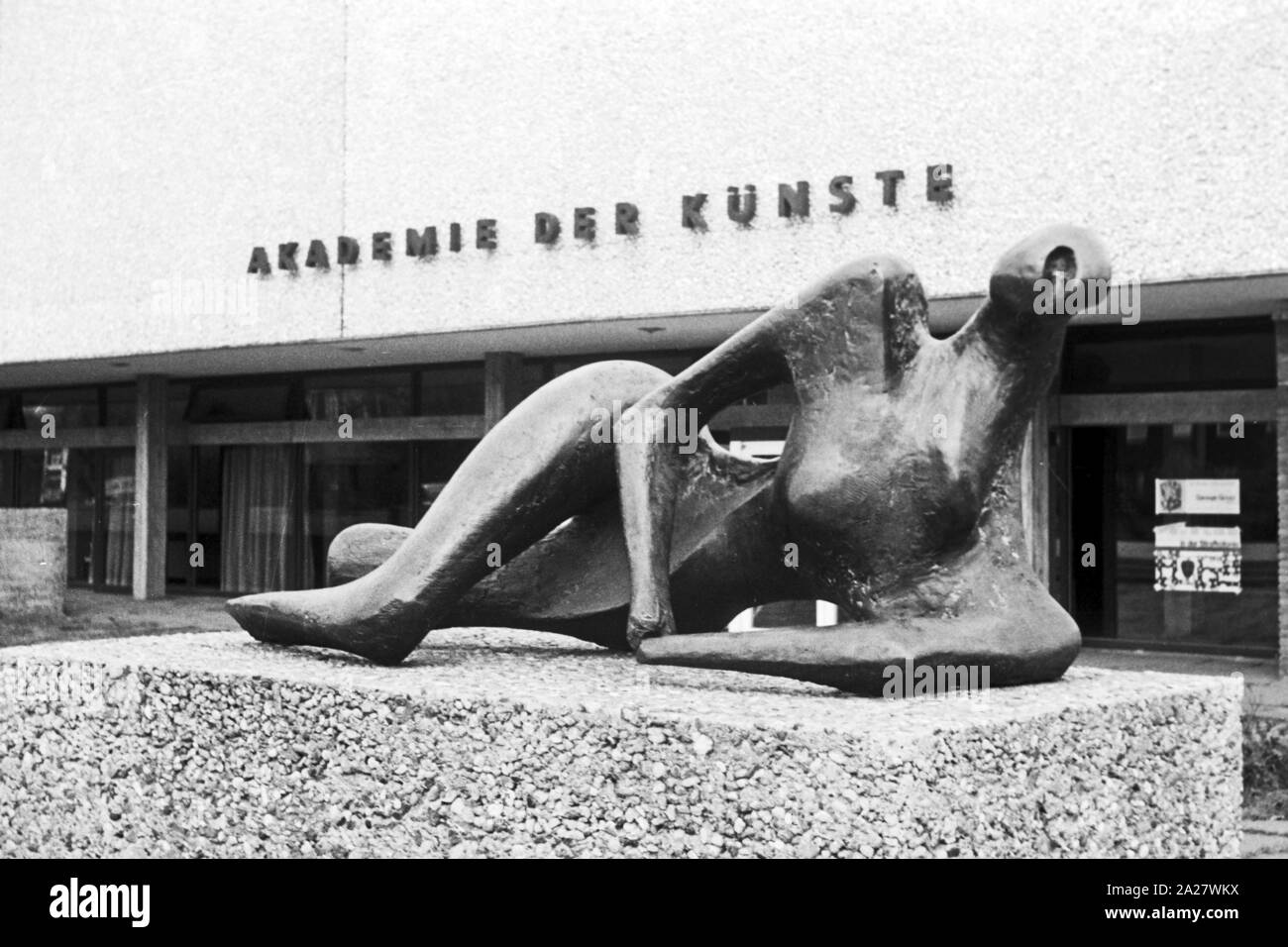 Eingang zur Akademie der Künste im Hanseatenweg mit der Skulptur 'Liegende' von Henry Moore in Berlin, Deutschland 1962. Entrance to the Academy of Art at Hanseatenweg and the scultpure 'Liegende' by Henry Moore at Berlin, Germany 1962. Stock Photo
