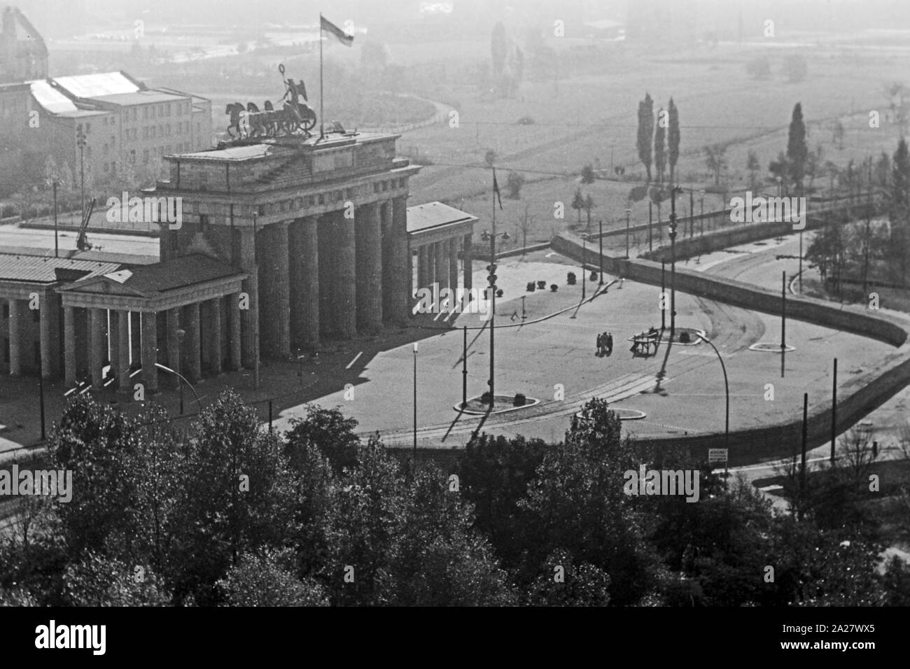 Blick auf das Brandenburger Tor mit der Mauer in Berlin, Deutschland 1962. View to the Brandenburg gate and the wall at Berlin, Germany 1962. Stock Photo