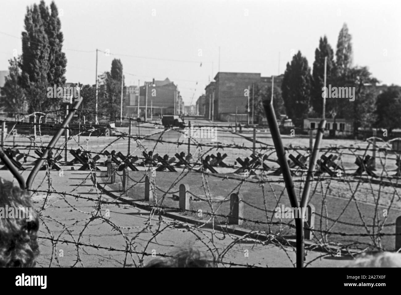 Ein Blick durch Stacheldraht über die Mauer in den Ostteil von Berlin, Deutschland 1962. A view through barbed wire into the Eastern part of Berlin, Germany 1962. Stock Photo