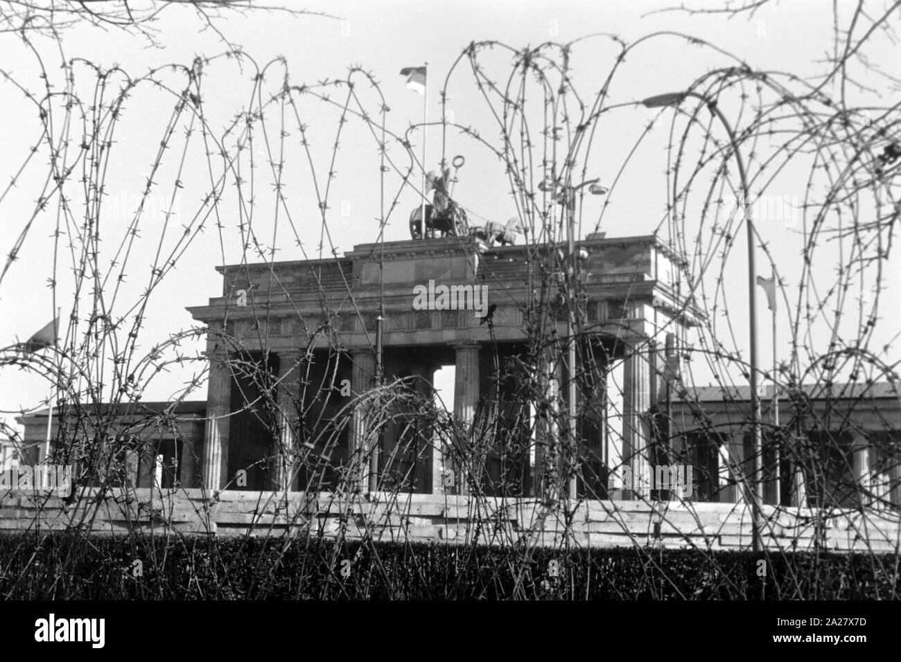 Das Brandenburger Tor hinter Stacheldraht, Deutschland 1962. Brandenburg gate behind barbed wire, Germany 1962. Stock Photo