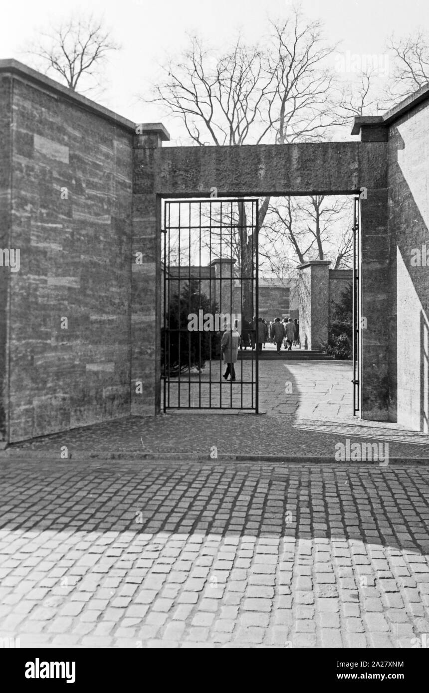 Die Gedenkstätte Plötzensee in Berlin, Deutschland 1963. Memorial place Ploetzensee at Berlin, Germany 1963. Stock Photo