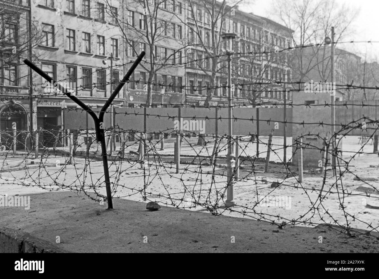 Mauer und Grenzanlagen in der Nähe der Bernauer Straße in Berlin, Deutschland 1963. Wall and border facilities near Bernauer Strasse street in Berlin, Germany 1963. Stock Photo