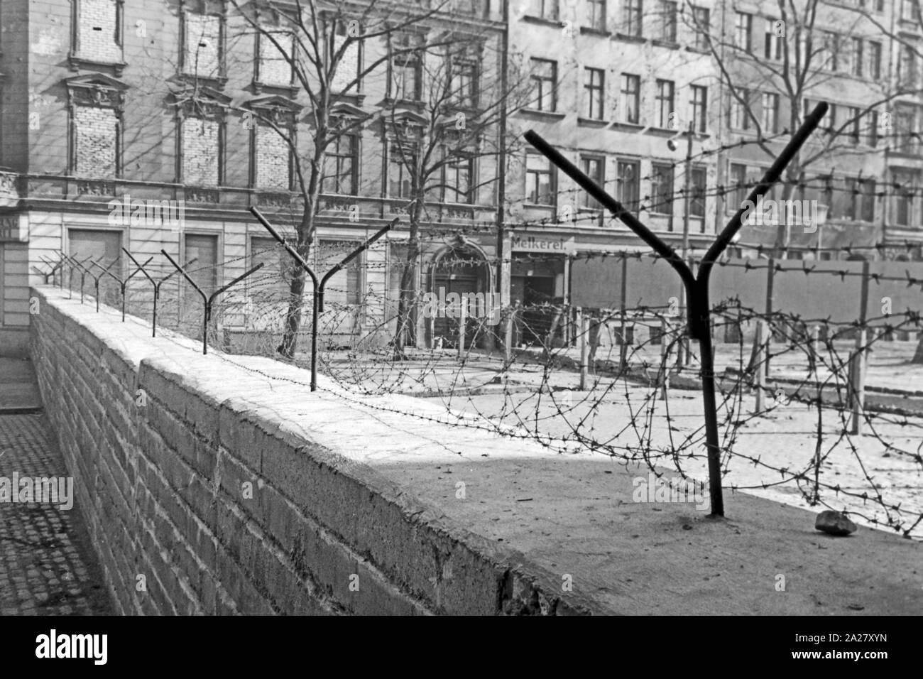 Mauer und Grenzanlagen in der Nähe der Bernauer Straße in Berlin, Deutschland 1963. Wall and border facilities near Bernauer Strasse street in Berlin, Germany 1963. Stock Photo