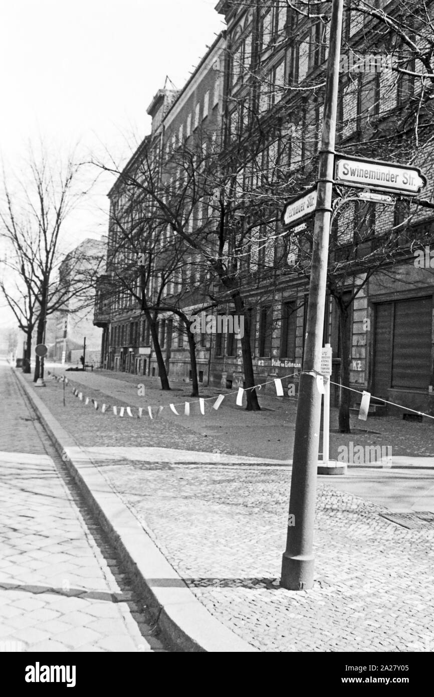 Zugemauertes Haus an der Bernauer Ecke Swinemünder Straße in Berlin, Deutschland 1963. Walled house at the corner of Bernauer and Swinemuender Strasse street in Berlin, Germany 1963. Stock Photo