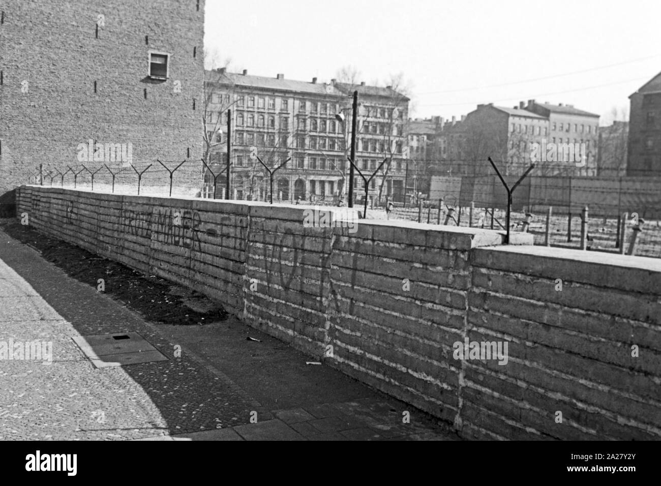 Die mitten durch die Stadt verlaufende Mauer in Berlin, Deutschland 1963. The wall as a border amidst the city of Berlin, Germany 1963. Stock Photo