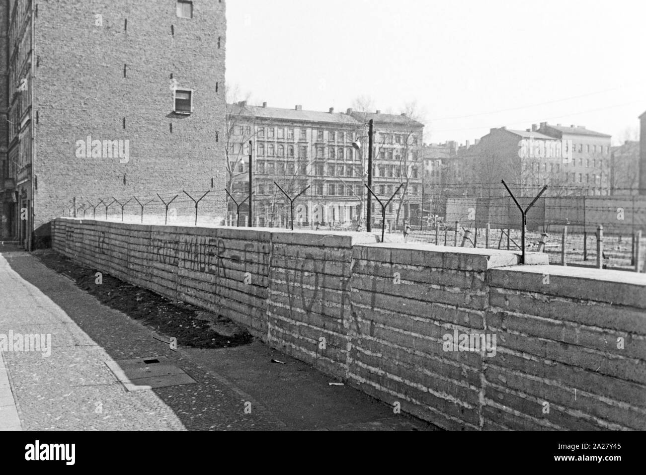 Die mitten durch die Stadt verlaufende Mauer in Berlin, Deutschland 1963. The wall as a border amidst the city of Berlin, Germany 1963. Stock Photo