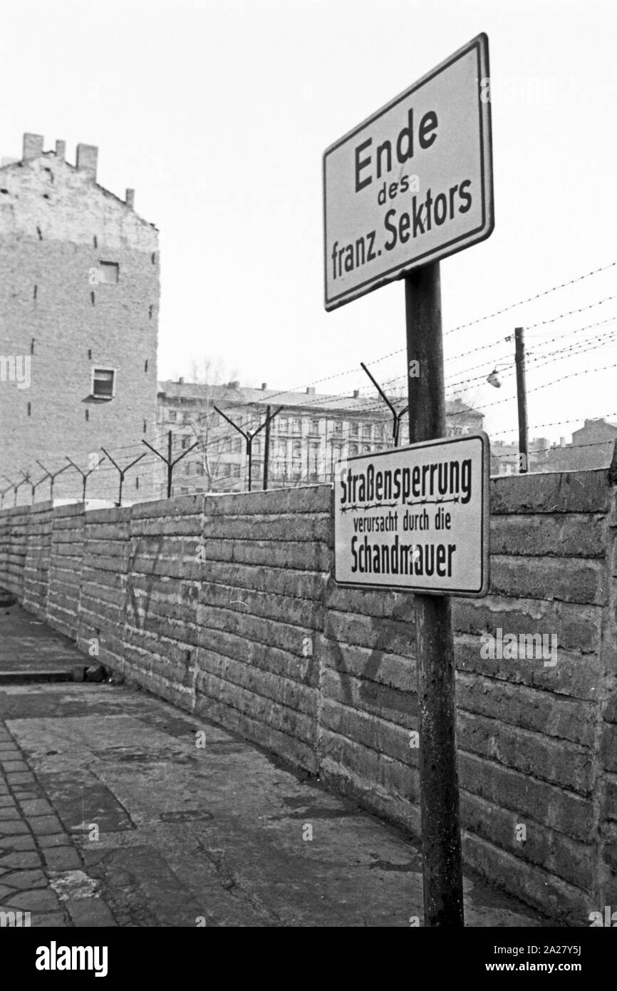 Die mitten durch die Stadt verlaufende Mauer in Berlin, Deutschland 1963. The wall as a border amidst the city of Berlin, Germany 1963. Stock Photo