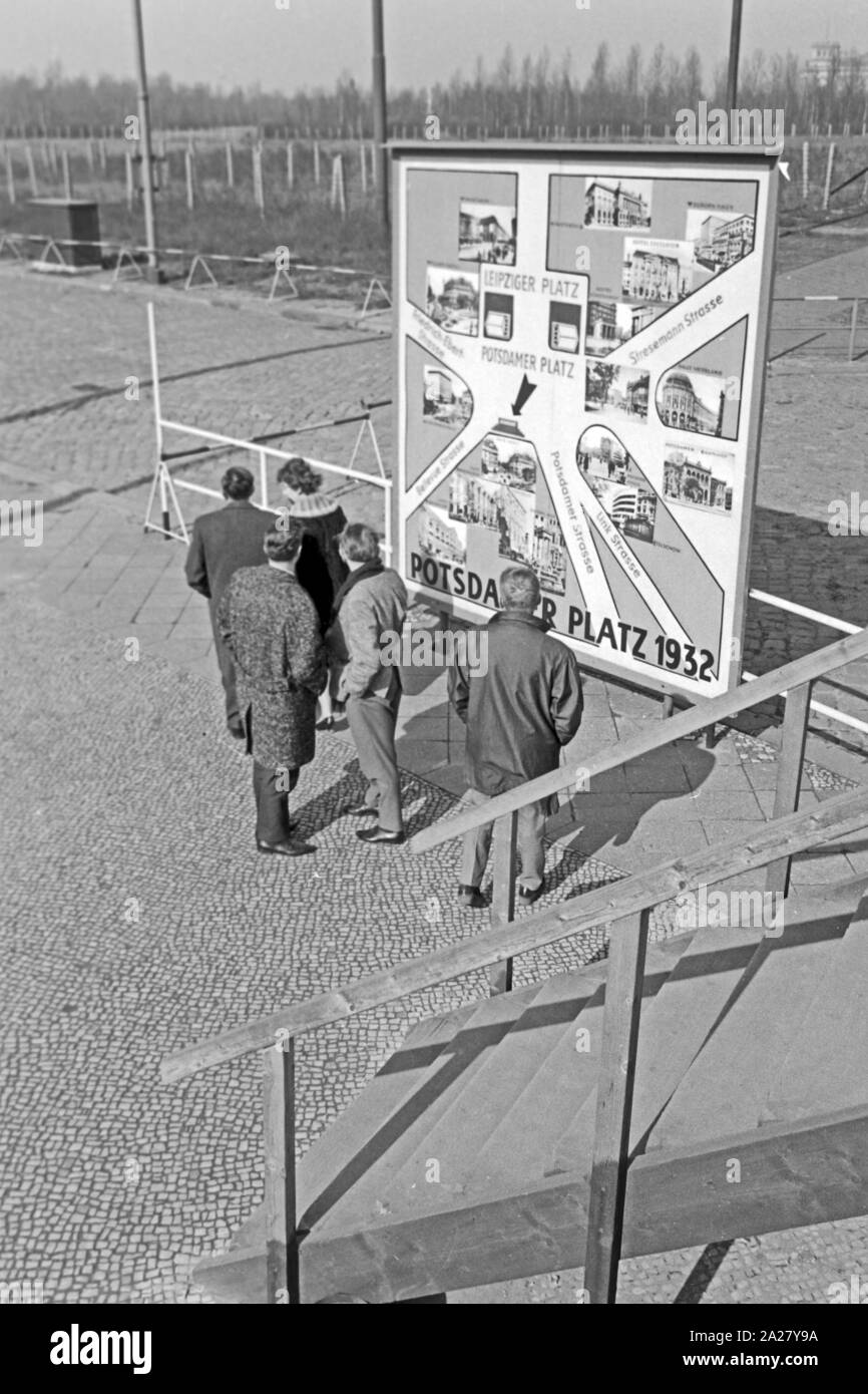 Menschen am Potsdamer Platz in Berlin, Deutschland 1963. People at Potsdamer Platz square in Berlin, Germany 1963. Stock Photo