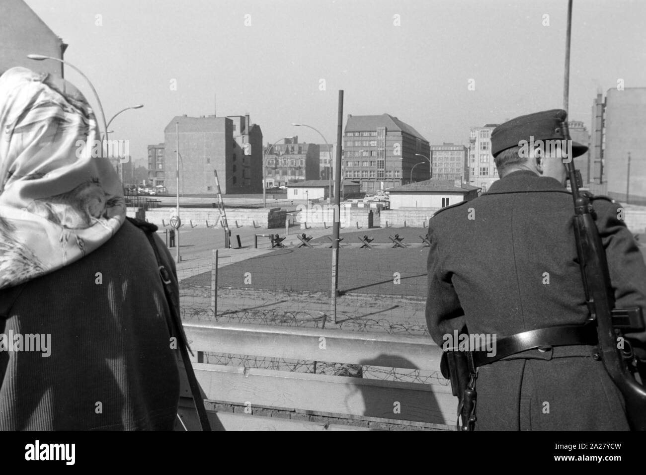Menschen am Potsdamer Platz in Berlin, Deutschland 1963. People at Potsdamer Platz square in Berlin, Germany 1963. Stock Photo