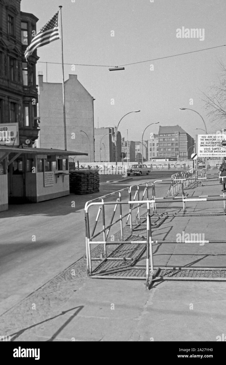 Checkpoint Charlie in der Kochstraße in Berlin, Deutschland 1963. Allied army checkpoint Charlie at Kochstrasse street in Berlin, Germany 1963. Stock Photo