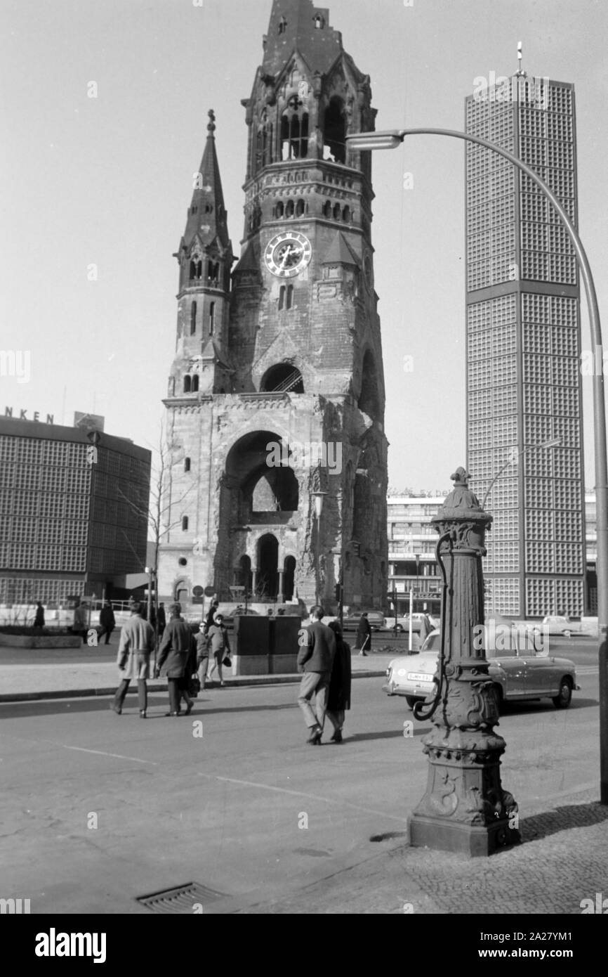 Die Kaiser Wilhelm Gedächtniskirche in Berlin mit dem 1961 neu errichteten Turm, Deutschland 1963. Kaiser Wilhelm Memorial church and the new belfry built in 1961 at Berlin, Germany 1963. Stock Photo