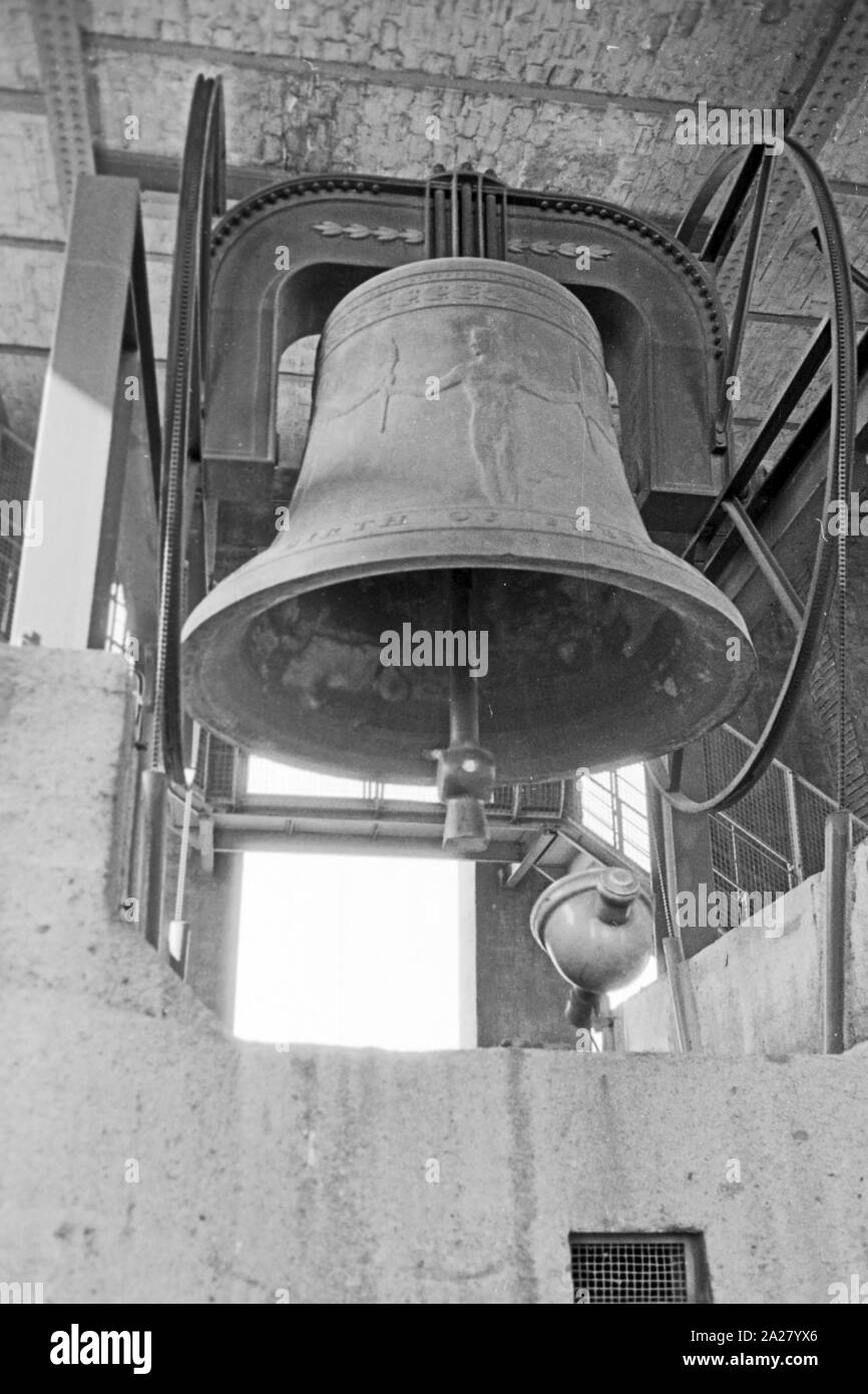 Die Freiheitsglocke im Rathaus Schöneberg in Berlin, Deutschland 1963. Freedom bell at Schoeneberg city hall in Berlin, Germany 1963. Stock Photo