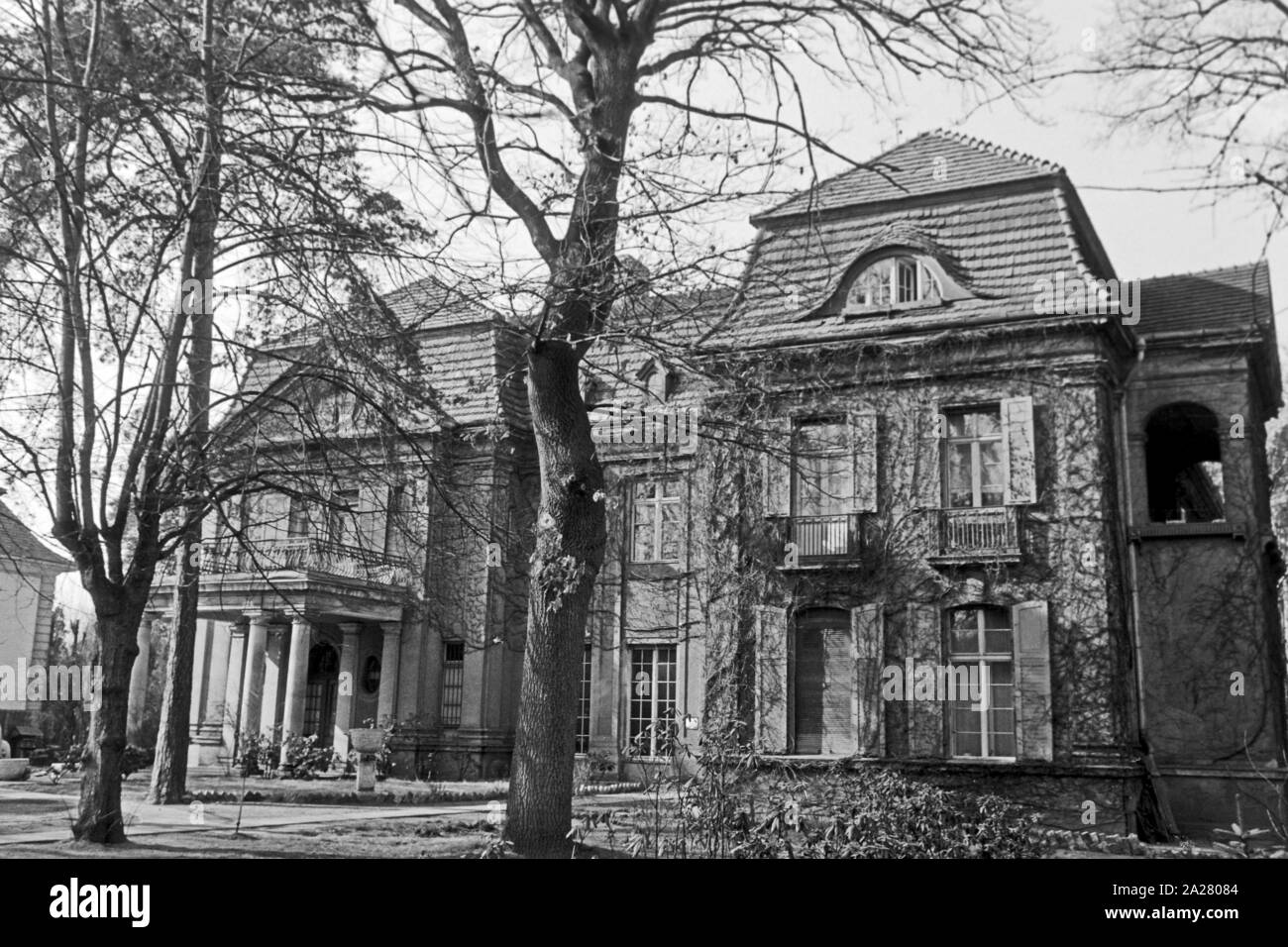 Edle Villa in Berlin, Deutschland 1963. Noble mansion at Berlin, Germany 1963. Stock Photo