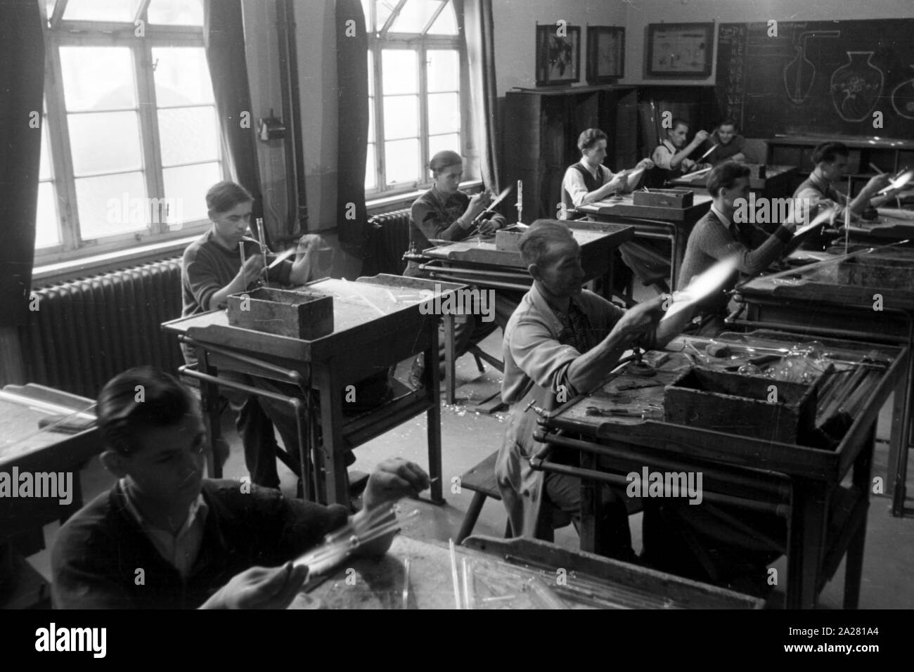 Glasherstellung in Lauscha, Thüringen, 1940-50er. Manufacturing of glass in Lauscha, Thuringia, 1940-50s Stock Photo