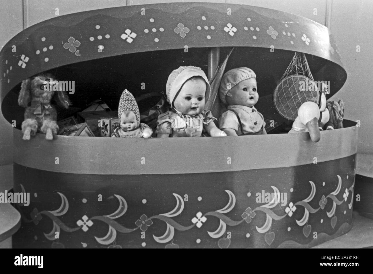 Puppenwerk Lauscha in Thüringen, 1940-50s. Doll factory in Lauscha, Thuringia, 1940-50s Stock Photo