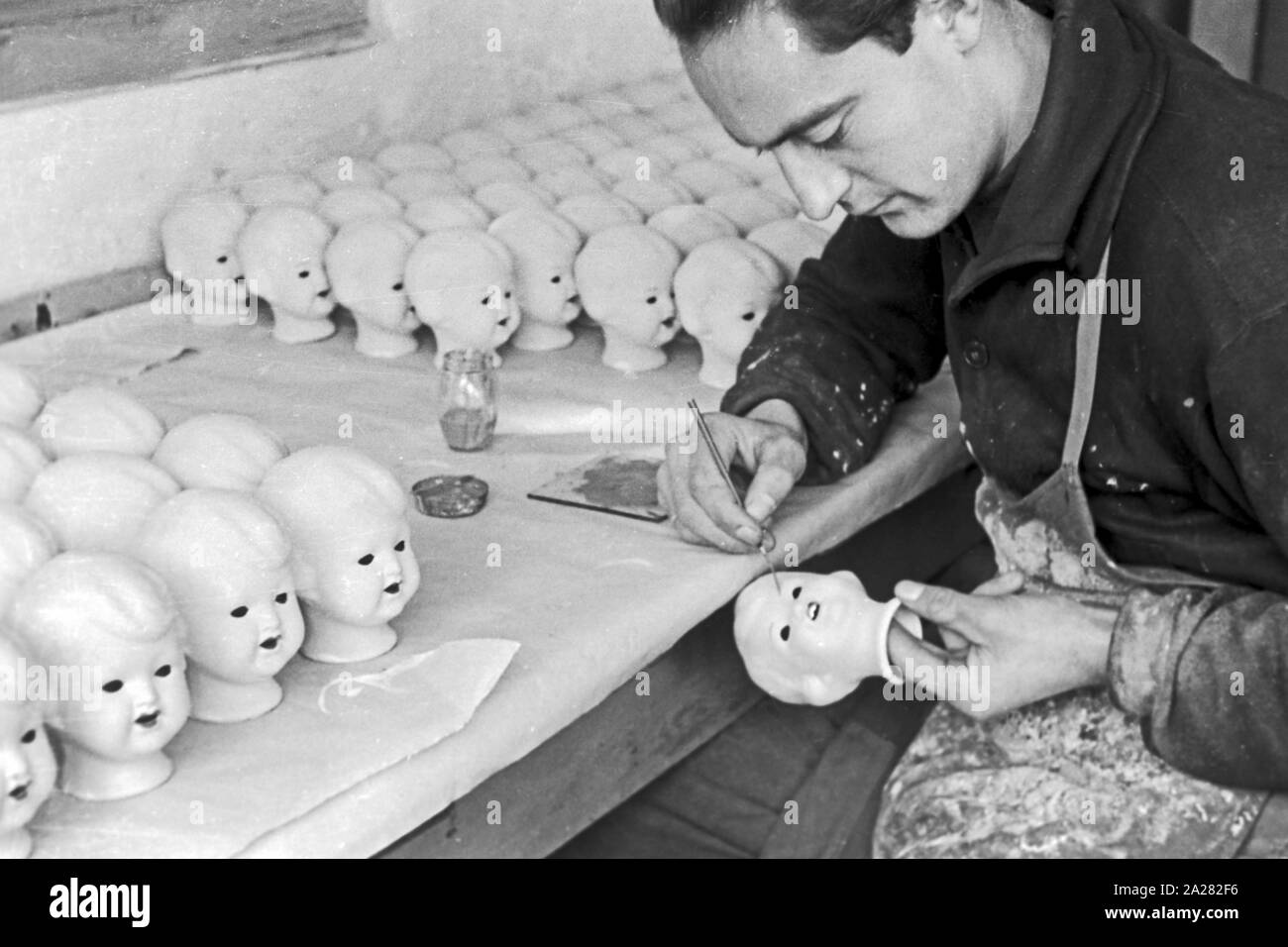 Puppenwerk Lauscha in Thüringen, 1940-50s. Doll factory in Lauscha, Thuringia, 1940-50s Stock Photo