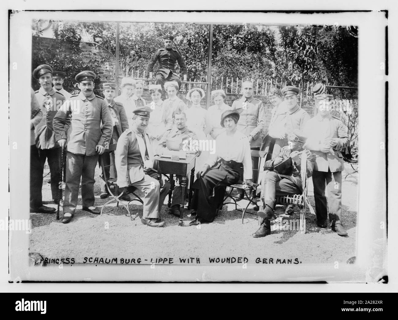 Princess Schaumburg-Lippe Kaiser's sister  with wounded Germans Stock Photo