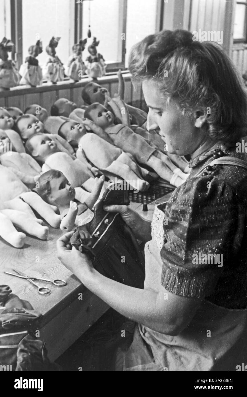 Puppenwerk Lauscha in Thüringen, 1940-50s. Doll factory in Lauscha, Thuringia, 1940-50s. Stock Photo