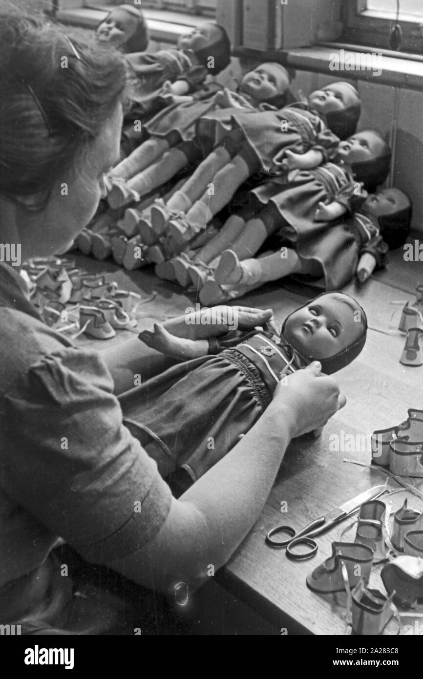 Puppenwerk Lauscha in Thüringen, 1940-50s. Doll factory in Lauscha, Thuringia, 1940-50s. Stock Photo