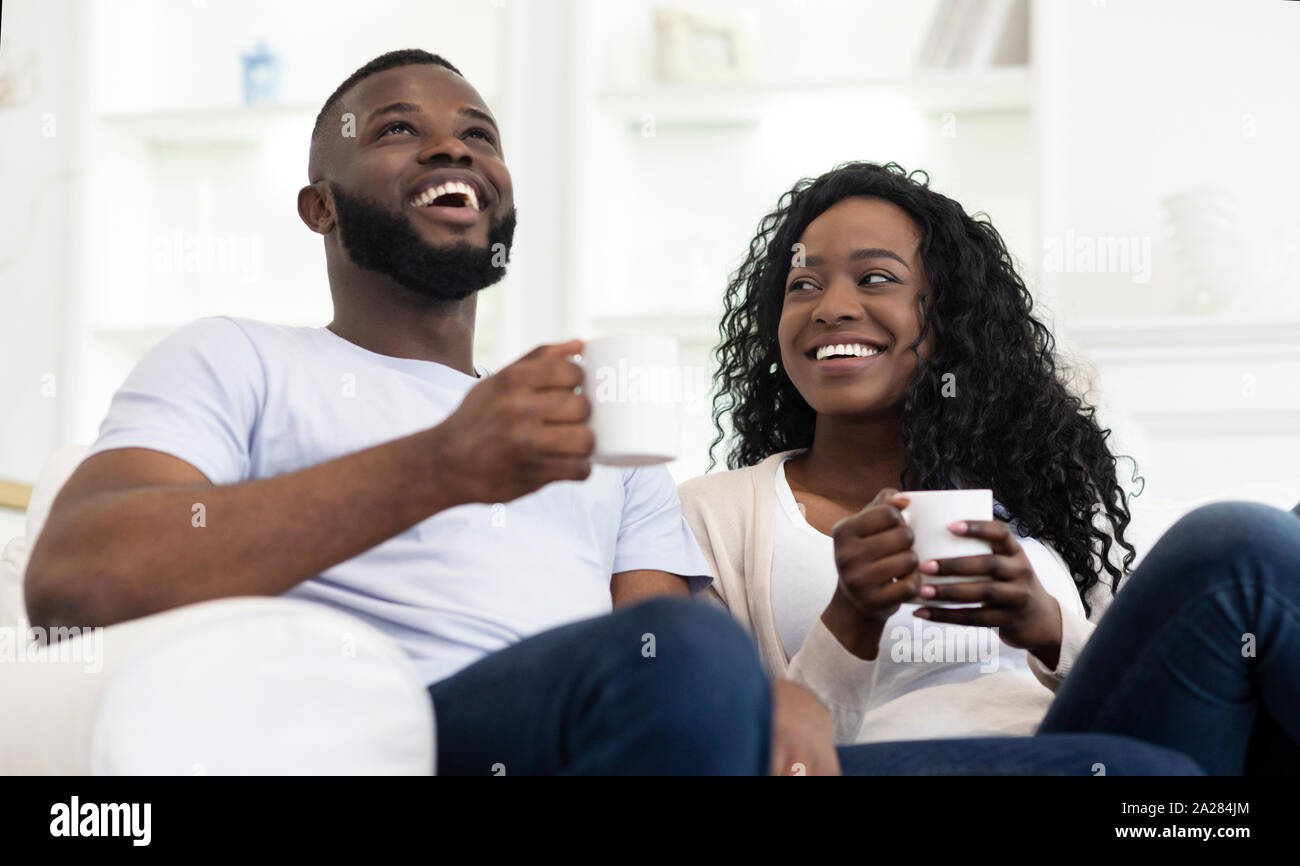 Лето счастливые люди. Enjoy время. Креативный будильник. Маленькая группа людей. Секретный разговор с парнем.