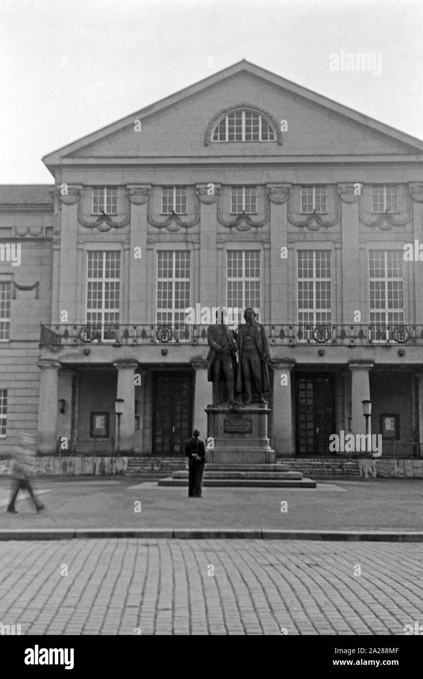 Das Goethe Schiller Denkmal vor dem Nationaltheater in Weimar, Deutschland 1950. Goethe Schiller monument in front of national theatre at Weimar, Germany 1950. Stock Photo