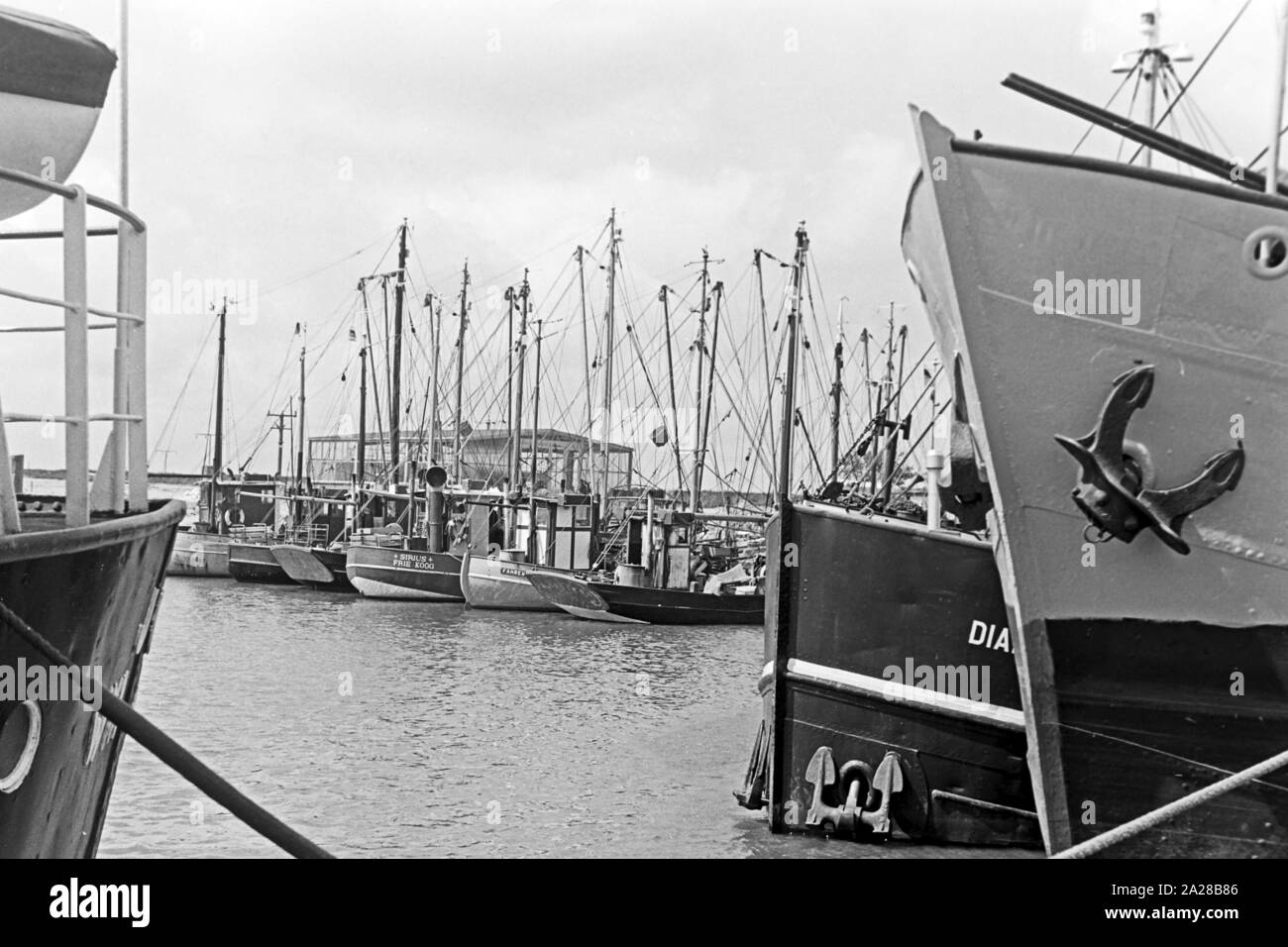 Schiffe im Hafen von Wyk auf Föhr, Deutschland 1960er Jahre. Ships at Wyk harbor on Foehr island, Germany 1960s. Stock Photo