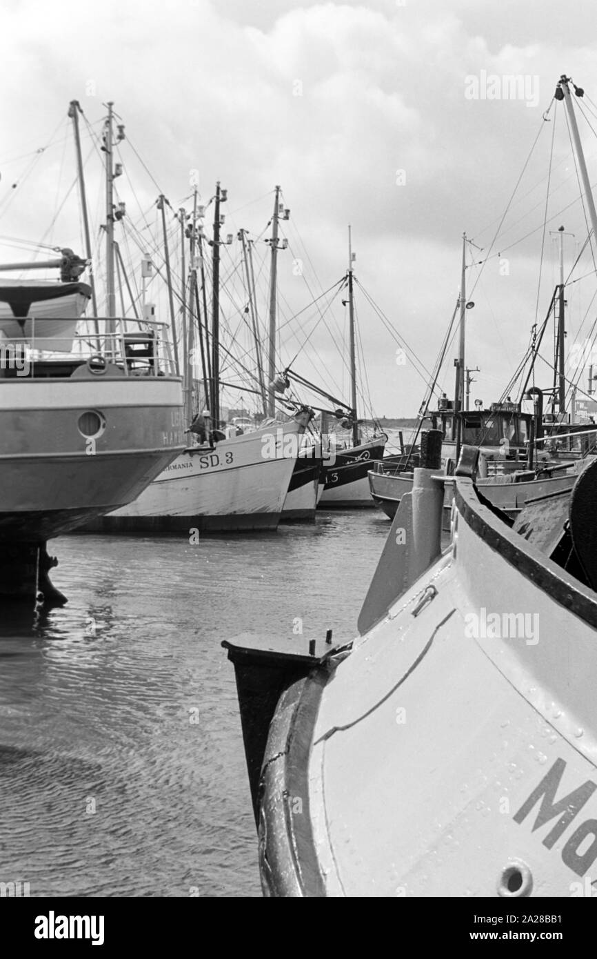 Schiffe im Hafen von Wyk auf Föhr, Deutschland 1960er Jahre. Ships at Wyk harbor on Foehr island, Germany 1960s. Stock Photo