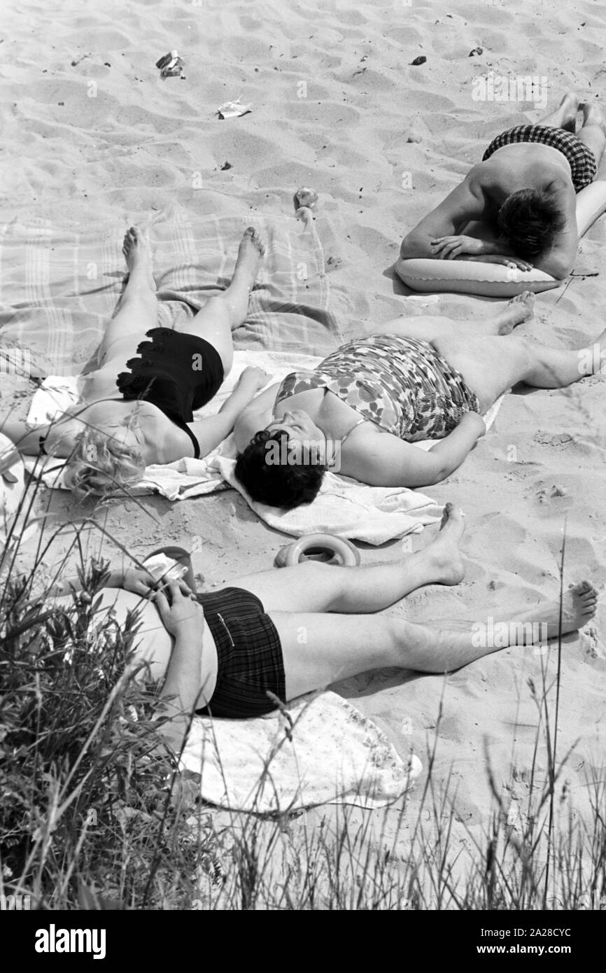 Sommerferien am Strand der Nordsee, Deutschland 1960er Jahre. Holidays on the beach of the North Sea, Germany 1960s. Stock Photo