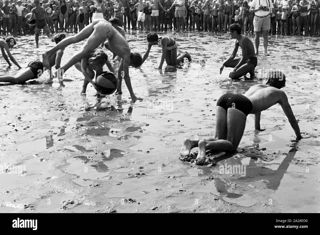 Menschenmassen beim Strandvergnügen in Büsum, Deutschland 1960er Jahre. Crowds having fun at the beach near Buesum, Germany 1960s. Stock Photo