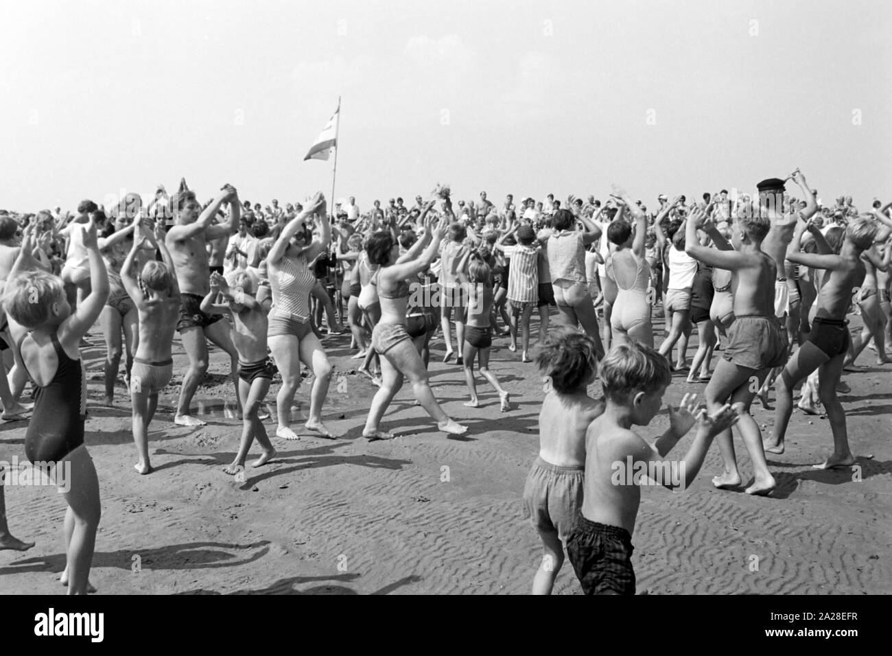 Menschenmassen beim Strandvergnügen in Büsum, Deutschland 1960er Jahre. Crowds having fun at the beach near Buesum, Germany 1960s. Stock Photo