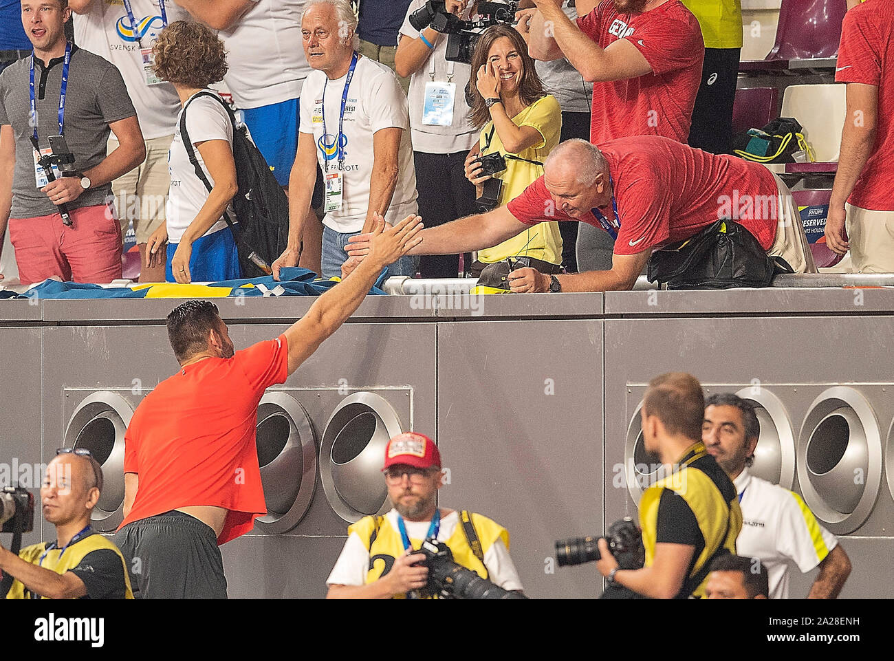 Doha, Qatar. 30th Sep, 2019. Martin WIERIG (Germany/8th place) claps his coach Armin LEMME r. from the final discus throw of the men, on 30.09.2019 World Championships 2019 in Doha/Qatar, from 27.09. - 10.10.2019. | Usage worldwide Credit: dpa picture alliance/Alamy Live News Stock Photo