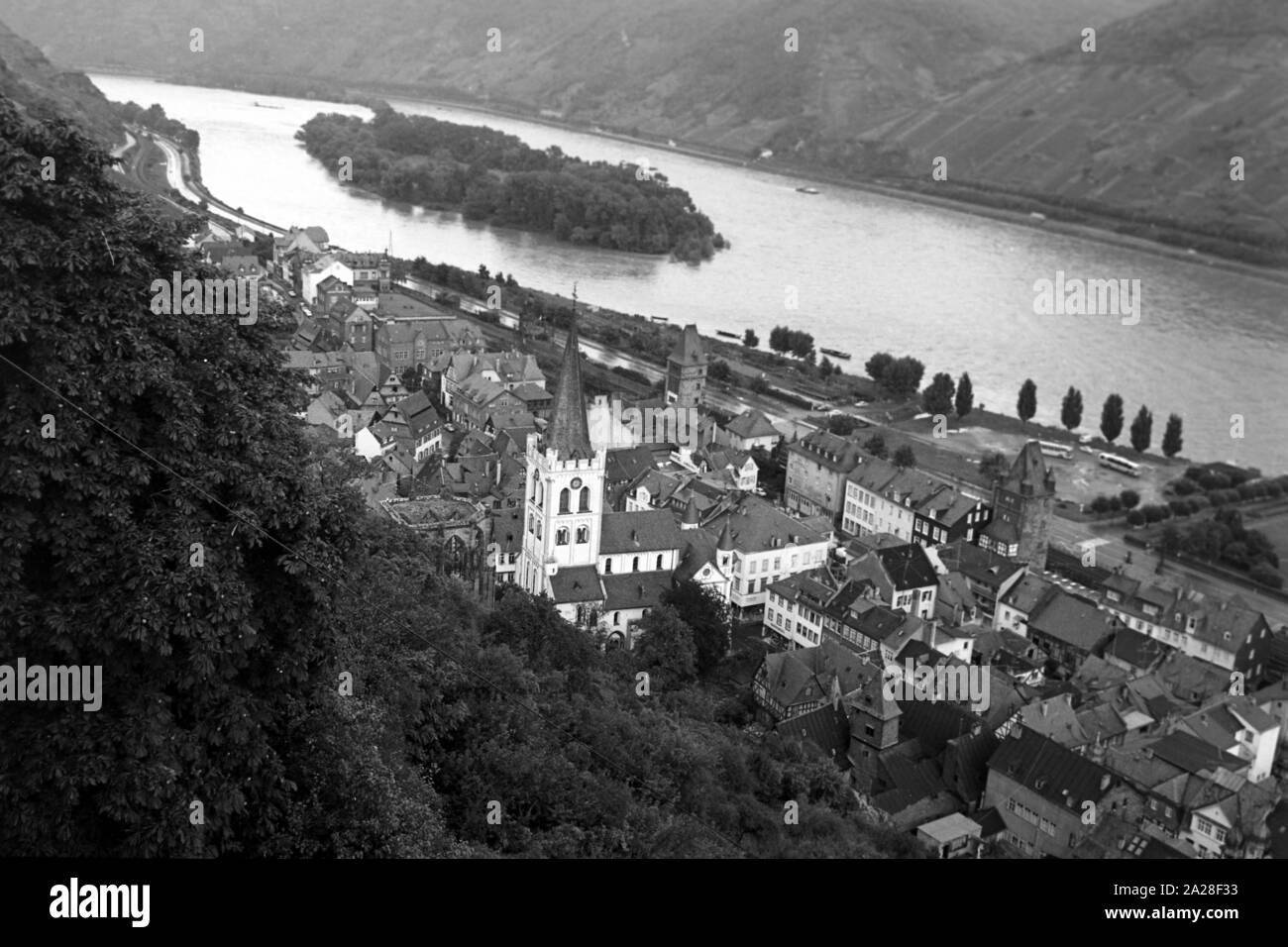 Blick auf die Stadt Bacharach mit der Bacharacher Werth Insel im Rhein, Deutschland 1968. View to the city of Bacharach with the Rhine island Bacharacher Werth, Germany 1968. Stock Photo