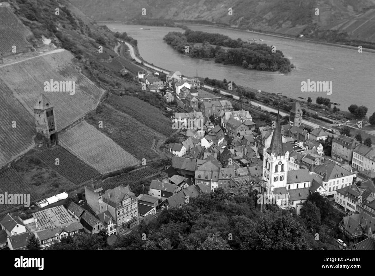 Blick auf die Stadt Bacharach mit der Bacharacher Werth Insel im Rhein, Deutschland 1968. View to the city of Bacharach with the Rhine island Bacharacher Werth, Germany 1968. Stock Photo