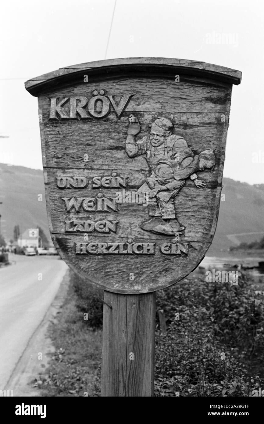 Ortseingangsschild in die Ortsgemeinde Kröv an der Mosel, Deutschland 1968. Entrance sign to the village of Kroev at river Moselle, Germany 1968. Stock Photo