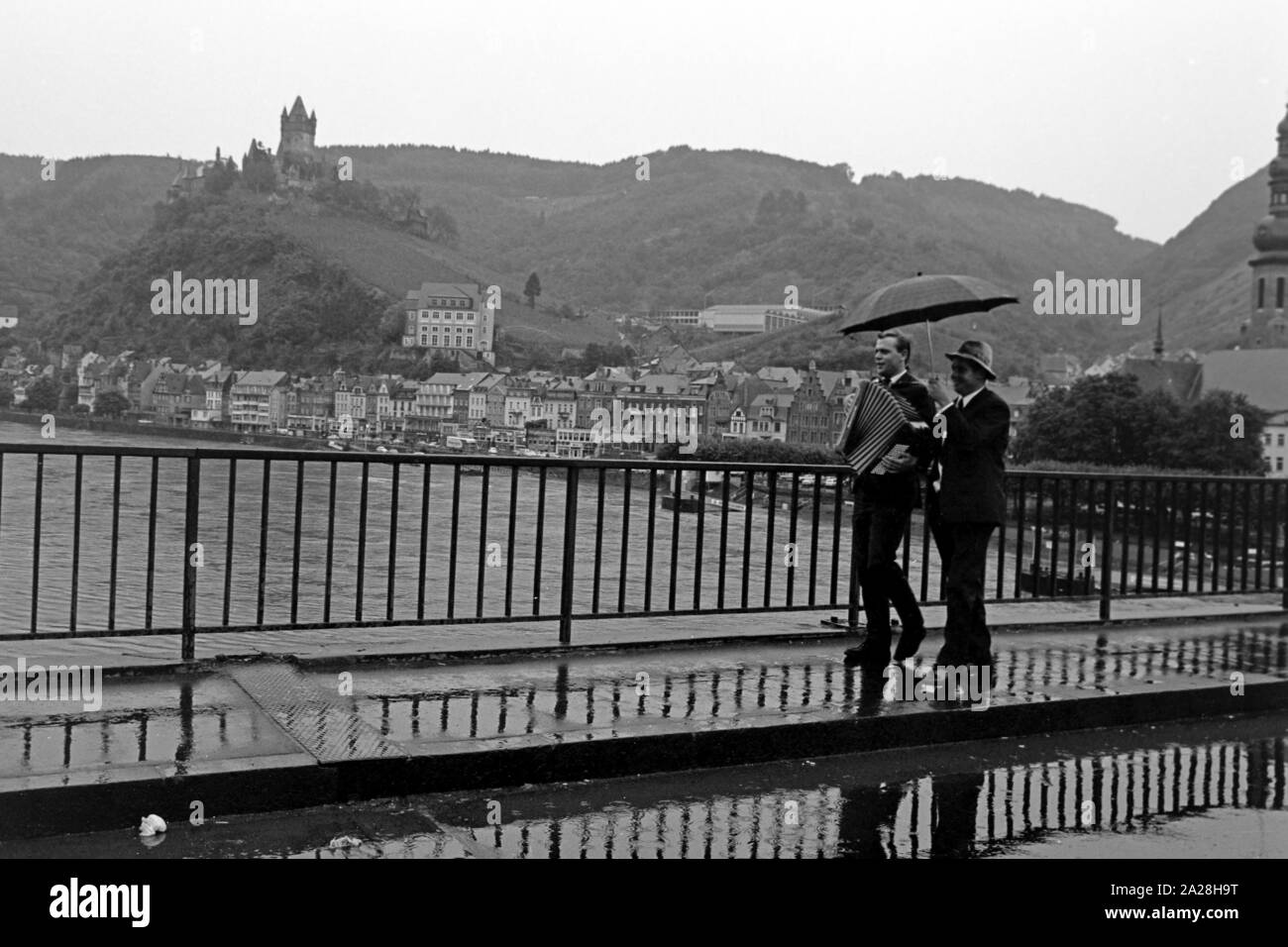 Blick auf die Reichsburg Cochem an der Mosel, Deutschland 1968. View to Reichsburg castle at Cochem on river Moselle, Germany 1968. Stock Photo