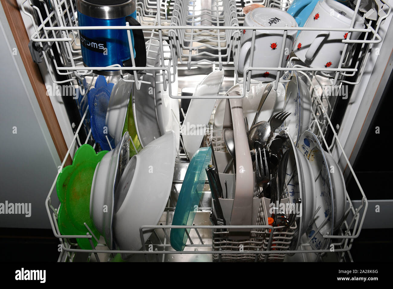 Full dishwasher, dishes, washing dishes, dishwasher, crockery basket, kitchen utensils, household, household appliance, play, rinse, clean, full, open flap. | usage worldwide Stock Photo