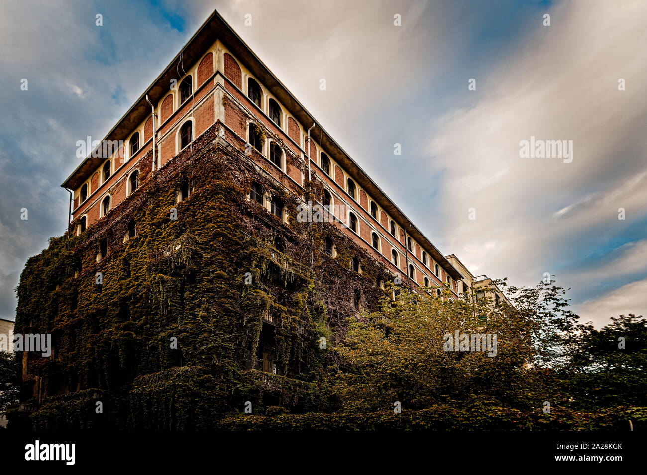 Italy Piedmont Turin Corso Massimo d'Azeglio - house covered by greenery  Stock Photo - Alamy, image size:1300x956
