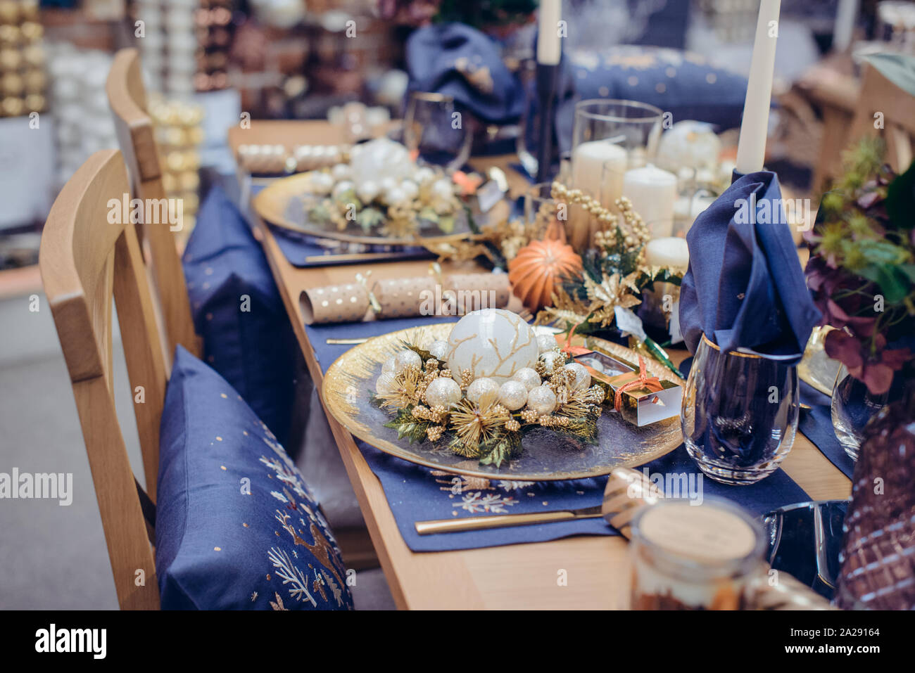 Navy Blue Table Setting / 1 - In this tutorial we show you how to set up a stunning navy and champagne wedding guest table!