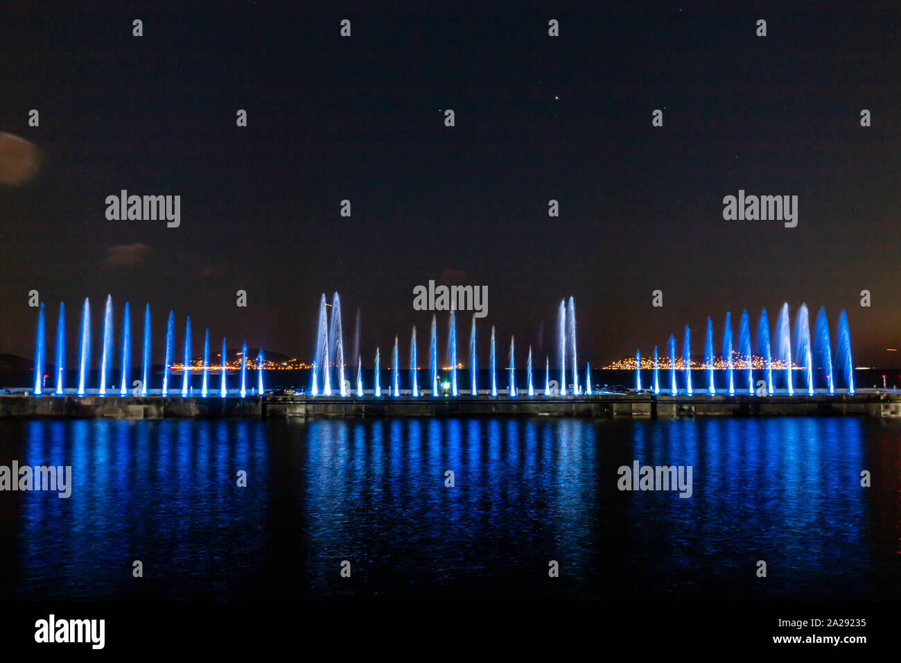 File:Marina Bay Sands and illuminated polyhedral building Louis Vuitton  over the water at blue hour with pink clouds in Singapore.jpg - Wikimedia  Commons