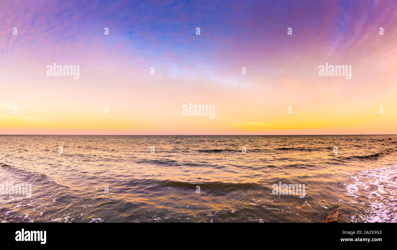 Ocean background sunset hi-res stock photography and images - Alamy