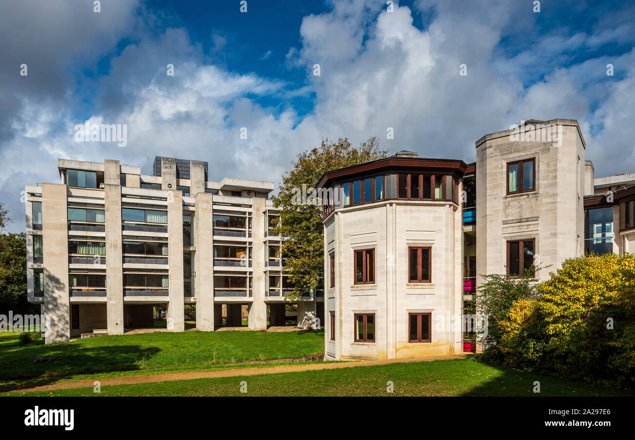Cripps Building (left) St Johns College, Cambridge Arch: Philip Powell and Hidalgo Moya 1967, refurb'd 2014. Fisher Building (right) Peter Boston 1987 Stock Photo