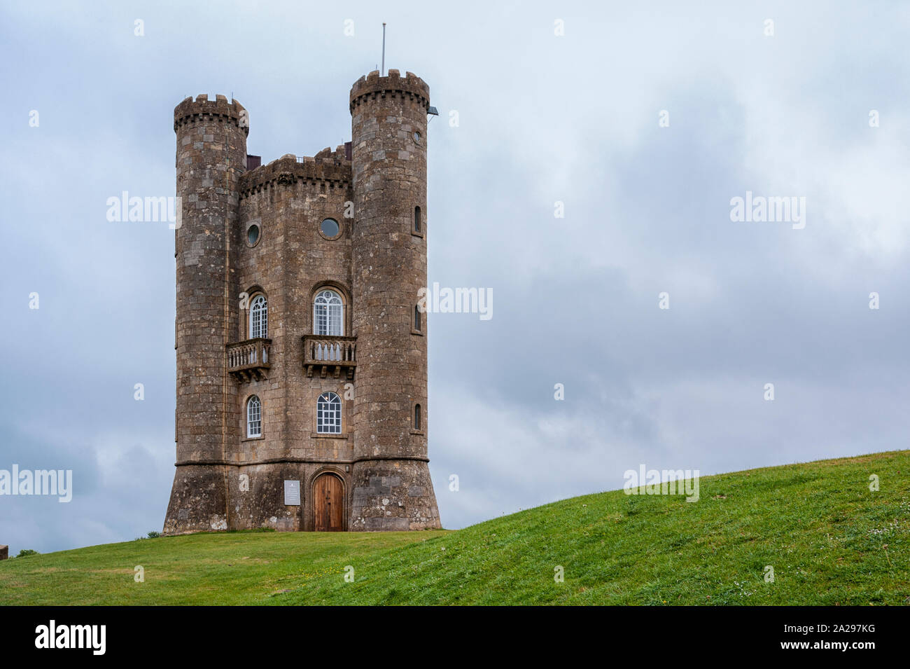 Broadway Tower is a folly on Broadway Hill, near the large village of Broadway, in the English county of Worcestershire, Cotswolds, UK – Beacon Tower Stock Photo