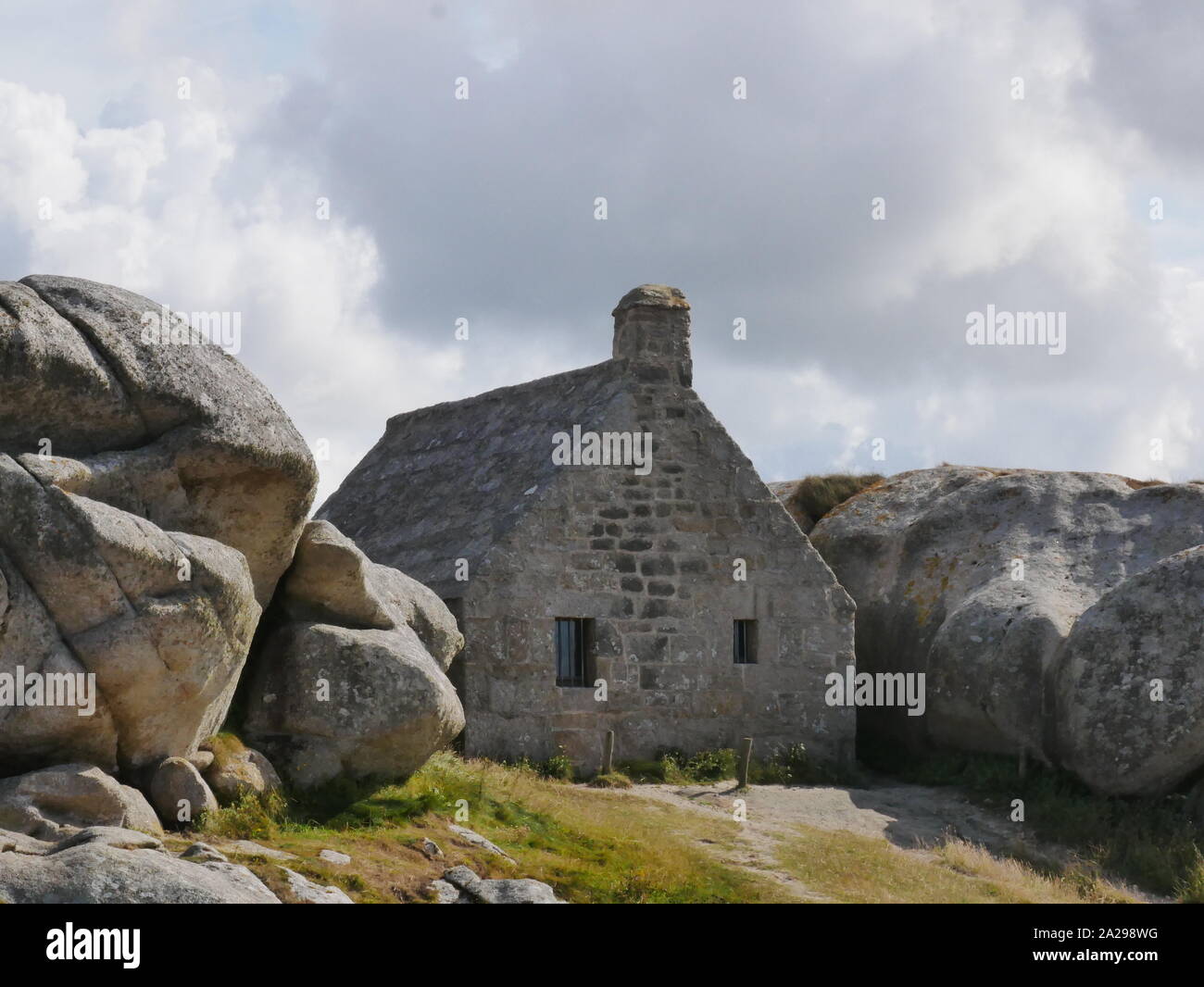 Maison des douaniers de meneham kerlouan ,bretagne , maison bretonne derrière les géants rochers en granit Stock Photo