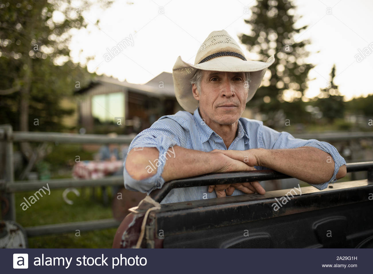 Man wearing cowboy hat hi-res stock photography and images - Alamy